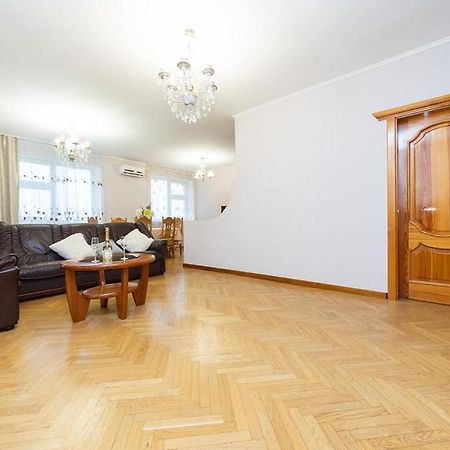 Spacious Apartments In The Center Of Obolon 2 Bedrooms Kyiv Exterior photo