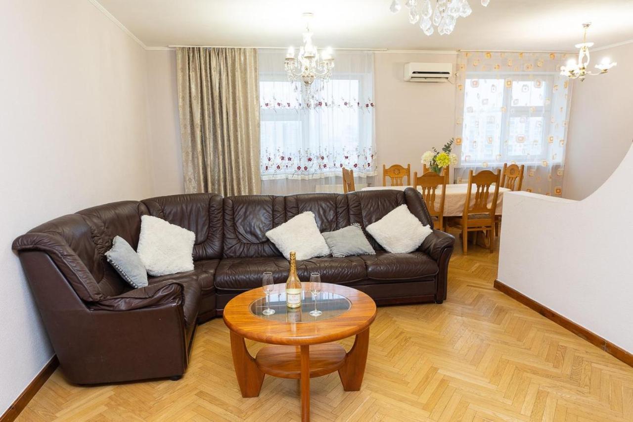 Spacious Apartments In The Center Of Obolon 2 Bedrooms Kyiv Exterior photo