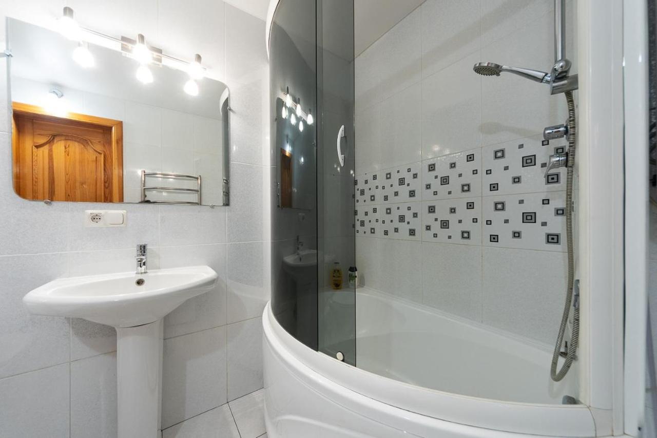Spacious Apartments In The Center Of Obolon 2 Bedrooms Kyiv Exterior photo
