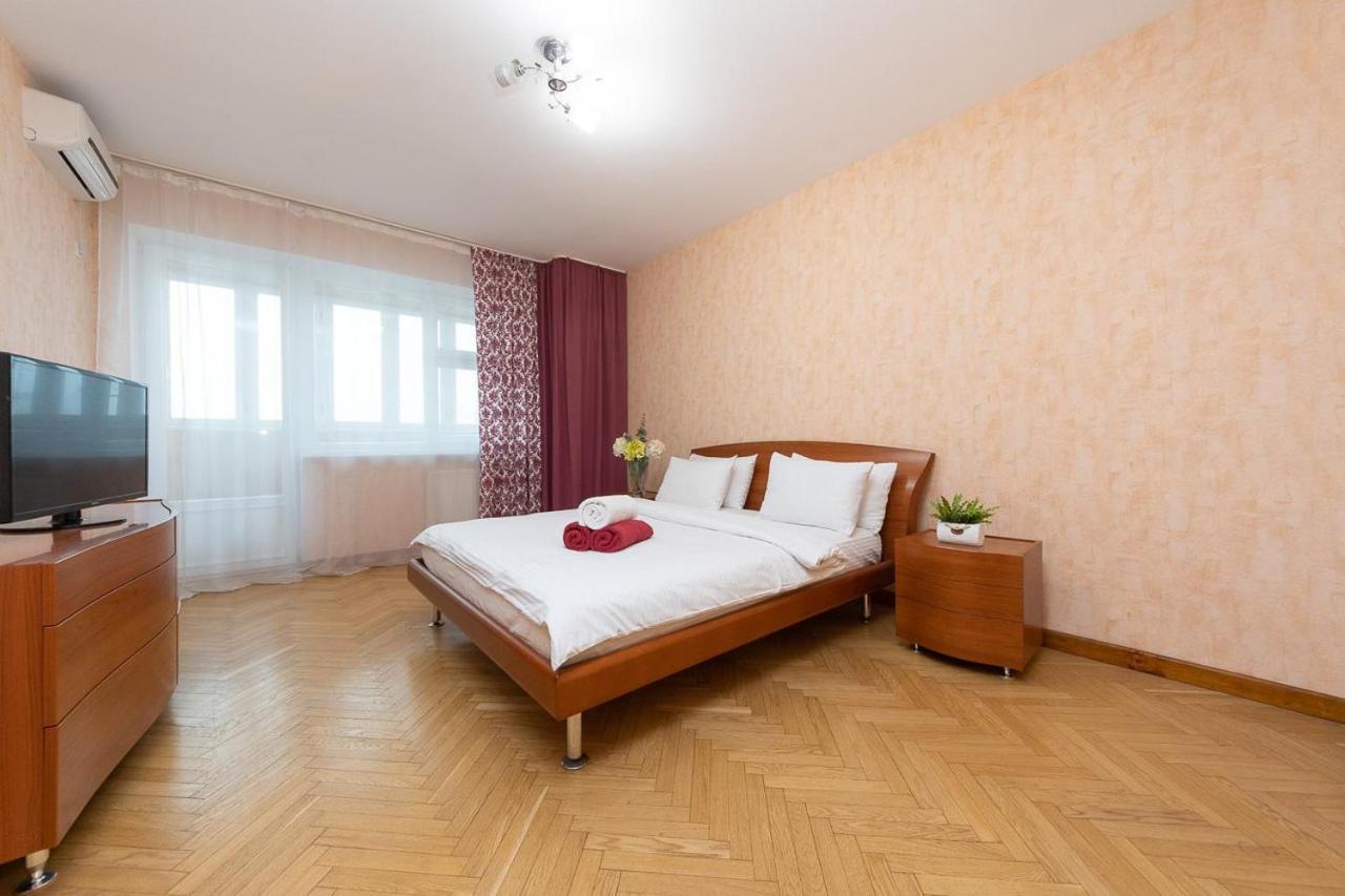 Spacious Apartments In The Center Of Obolon 2 Bedrooms Kyiv Exterior photo