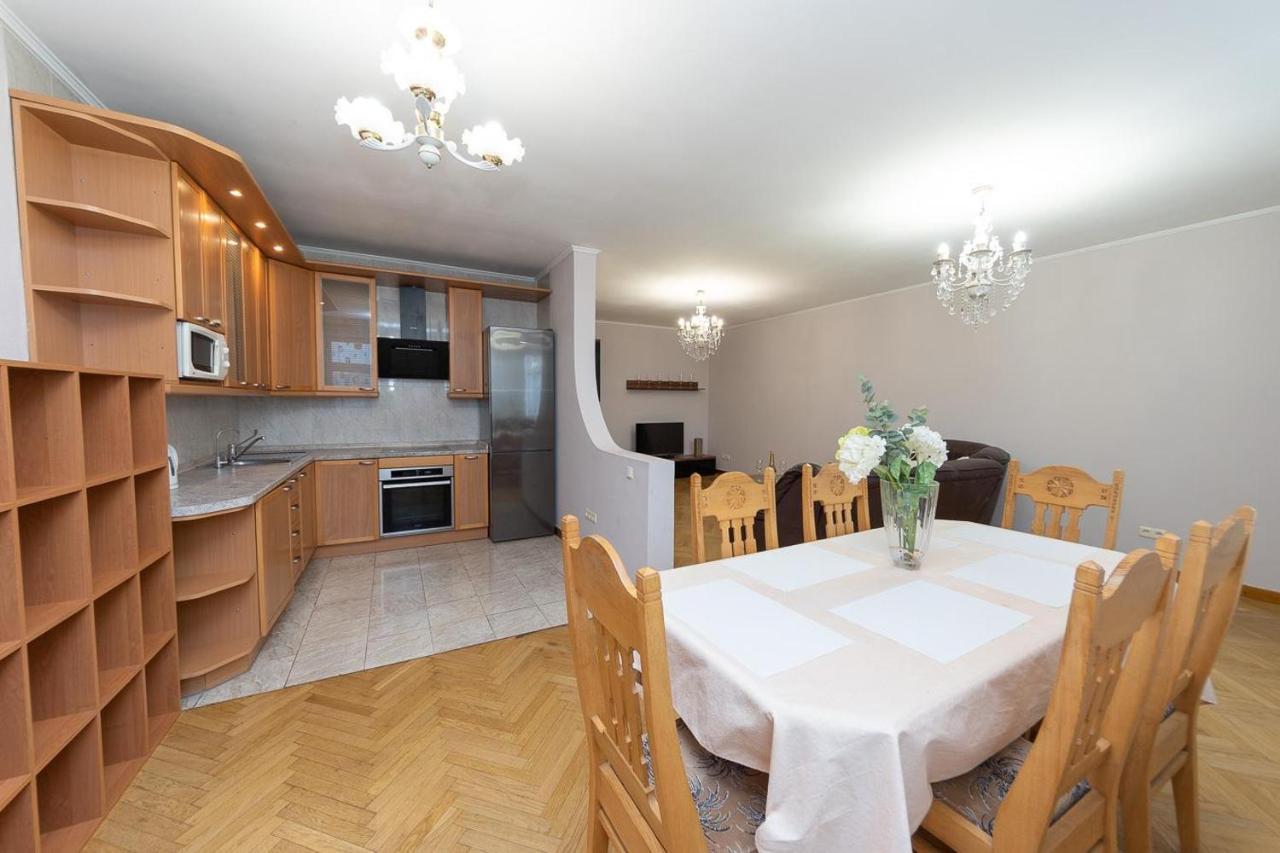 Spacious Apartments In The Center Of Obolon 2 Bedrooms Kyiv Exterior photo